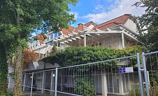 Der Bauzaun steht schon lange - die Gebäude mit den Hausnummern 4 und 6 in der Färberstraße werden jetzt abgerissen. Auf dem ehemaligen Gelände der Chemischen Reinigung Kotzenberg sind giftige Stoffe im Boden gefunden worden. Der Bereich wird saniert. - Astrid Sewing