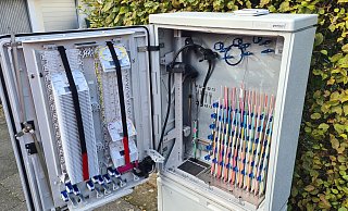 Im Lemgoer Norden, wie hier am Spiegelberg, werden jetzt die Häuser ans Glasfasernetz angeschlossen. Die Kabel führen durch so einen Verteilerkasten. - Nadine Uphoff Im Lemgoer Norden, wie hier am Spiegelberg, werden jetzt die Häuser ans Glasfasernetz angeschlossen. Die Kabel führen durch so einen Verteilerkasten. - Nadine Uphoff