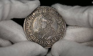 Dieser Porträttaler von Simon V. (1511-1536) wurde im Sommer 2020 durch das Auktionshaus Künker versteigert. Der Guldengroschen (Taler) stammt aus dem Jahre 1528. - Auktionshaus Künker Dieser Porträttaler von Simon V. (1511-1536) wurde im Sommer 2020 durch das Auktionshaus Künker versteigert. Der Guldengroschen (Taler) stammt aus dem Jahre 1528. - Auktionshaus Künker