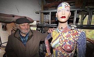 In der Garage wartet die neueste Schaufensterpuppe, die H-Punkt-Schmidt gestaltet hat, auf Abholung. Ein holländischer Kunsthändler wird sie verkaufen. - Jens Rademacher In der Garage wartet die neueste Schaufensterpuppe, die H-Punkt-Schmidt gestaltet hat, auf Abholung. Ein holländischer Kunsthändler wird sie verkaufen. - Jens Rademacher