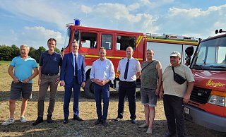 Uwe Kunk (von links) und Maximilian Braune haben die Überführung organisiert. Bürgermeister Matthias Kalkreuter, Ausschussvorsitzender Klaus Hansen und Feuerwehrchef Benjamin Brinkmeyer übergeben die Feuerwehrfahrzeuge an Alexander Krimchak und Anatoli Monasrski. - Astrid Sewing
