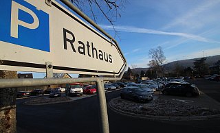 Der Rathaus-Parkplatz in Hohenhausen ist im Gespräch für ein Solardach. Darüber kann die Gemeinde Kalletal allerdings nicht alleine entscheiden: Miteigentümer sind Volksbank und Sparkasse. Sie haben ein Wörtchen mitzureden. - Jens Rademacher (Archivfoto) Der Rathaus-Parkplatz in Hohenhausen ist im Gespräch für ein Solardach. Darüber kann die Gemeinde Kalletal allerdings nicht alleine entscheiden: Miteigentümer sind Volksbank und Sparkasse. Sie haben ein Wörtchen mitzureden. - Jens Rademacher (Archivfoto)