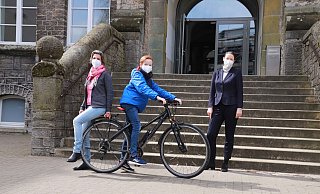 Das Detmolder Leopoldinum ist als „Fahrradfreundliche Schule“ zertifiziert. Hier sind Ganztagskoordinatorin Alexandra Wiemann, Schüler Moritz Nohren und Schulleiterin Dr. Alexandra Nolte (von links) zu sehen. - Leopoldinum Detmold Das Detmolder Leopoldinum ist als „Fahrradfreundliche Schule“ zertifiziert. Hier sind Ganztagskoordinatorin Alexandra Wiemann, Schüler Moritz Nohren und Schulleiterin Dr. Alexandra Nolte (von links) zu sehen. - Leopoldinum Detmold