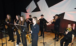 Das Ensemble "Banda prima" bietet dem Publikum zugkräftige Blasmusik in der vollen Aula des Stadtgymnasiums, bevor es zusammen mit der Big Band den Sack eines gelungenen Sommerkonzerts zumacht. - Hajo Gärtner