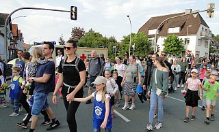 Eine lange Menschenschlange vom Schulhof des Hermann-Vöchting-Gymnasiums herab durch die Innen-Stadt bis zur Grundschule am Weinberg bildet den Abschluss des 54. "Vier-Abende-Marsches". - Hajo Gärtner Eine lange Menschenschlange vom Schulhof des Hermann-Vöchting-Gymnasiums herab durch die Innen-Stadt bis zur Grundschule am Weinberg bildet den Abschluss des 54. "Vier-Abende-Marsches". - Hajo Gärtner