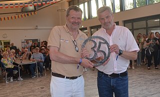 Den Geburtstag feiern mehrere hundert Bürger beider Städte in der Aula der Heinz-Sielmann-Schule. Bürgermeister Francois Werner (links) erhält von Oerlinghausens Bürgermeister Dirk Becker eine von Michael Raum geschmiedete 35. Foto: Sibylle Kemna - Sibylle Kemna Den Geburtstag feiern mehrere hundert Bürger beider Städte in der Aula der Heinz-Sielmann-Schule. Bürgermeister Francois Werner (links) erhält von Oerlinghausens Bürgermeister Dirk Becker eine von Michael Raum geschmiedete 35. Foto: Sibylle Kemna - Sibylle Kemna