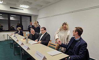Von den Maltesern nahmen Sonja Burgund (hinten von links), Julian Schild, Siegfried Krix und Jana Zibulski teil, Jörg List und Mathias Färber und Dagmar Mittelste-Heitkamp von der Bezirksregierung Detmold sowie Bürgermeister Matthias Kalkreuter. Nicht auf dem Foto sind Diemo Dölle und Frank Rayczik von der Stadt Lage und Polizeihauptkommissar Jan Becker, Wachleiter der Polizei in Lage. - Astrid Sewing