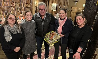Christine Schmidt, Tirza Peuker, Gastwirt Friedhelm Begemann, Dr. Kerstin Ahaus sowie Marianne Petersmeier (von links) freuen sich über den gelungenen Quiz-Abend. - Sandra Castrup Christine Schmidt, Tirza Peuker, Gastwirt Friedhelm Begemann, Dr. Kerstin Ahaus sowie Marianne Petersmeier (von links) freuen sich über den gelungenen Quiz-Abend. - Sandra Castrup
