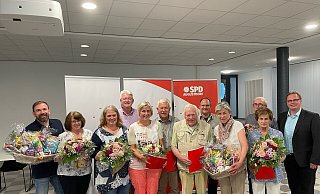 Ausgezeichnet: Timo Freiberger, Hannelore Senft, Anja Holitschke, Bürgermeister Thomas Katzer, Edelgard Holitschke, Wolfgang Holitschke, Gerd-Udo Klöpper, Marcus Mährländer, Beate Pflug, Bruno Kramer, Karin Erdmann und Dennis Maelzer (von links). - Katrin Freiberger Ausgezeichnet: Timo Freiberger, Hannelore Senft, Anja Holitschke, Bürgermeister Thomas Katzer, Edelgard Holitschke, Wolfgang Holitschke, Gerd-Udo Klöpper, Marcus Mährländer, Beate Pflug, Bruno Kramer, Karin Erdmann und Dennis Maelzer (von links). - Katrin Freiberger