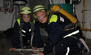 Anton und Johannes (von links) bei ihrer Rettungssimulation in einem abgedunkelten Raum. - Sandra Castrup (LZ)