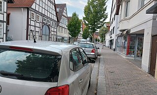 Die Parkbuchten vor den Geschäften in der Mittleren Straße sind in der Vergangenheit immer wieder von Dauerparkern belegt worden. Die neue Regelung, eine Parkerlaubnis für maximal 30 Minuten, zeigt bereits Erfolge. - Archivfoto Michaela Weiße Die Parkbuchten vor den Geschäften in der Mittleren Straße sind in der Vergangenheit immer wieder von Dauerparkern belegt worden. Die neue Regelung, eine Parkerlaubnis für maximal 30 Minuten, zeigt bereits Erfolge. - Archivfoto Michaela Weiße