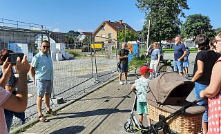 Der Rohbau des neuen AWO-Kindergartens: Andreas Fritz , Vorsitzender des SPD-Ortsverbandes Hagen/Hardissen, berichtet Bürgern bei einer Ortsbegehung von den Plänen für die Kita. - SPD-Ortsverein Hagen/Hardissen