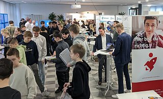Reges Interesse: Realschüler der Klassen 8 bis 10 und Augustdorfer Betriebe nehmen Kontakt mitander auf. - Realschule Augustdorf
