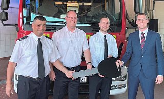Fahrzeugübergabe an die Feuerwehreinheit Kachtenhausen: Martin Börchers (stellvertretender Leiter Einheit Kachtenhausen), Benjamin Brinkmeyer, (Wehrführer Freiwillige Feuerwehr Lage), Manuel Brüntrup (Fahrzeugführer) und Bürgermeister Matthias Kalkreuter (von links). - Stadt Lage
