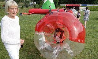 Ilse Busch und Enkelin zeigen, dass so ein rollender Bubbleball ganz schön viel Spaß machen kann. - Hajo Gärtner Ilse Busch und Enkelin zeigen, dass so ein rollender Bubbleball ganz schön viel Spaß machen kann. - Hajo Gärtner
