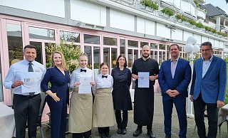 Freuen sich über die erneute Auszeichnung als Top-Ausbildungsbetrieb durch Verbandsgeschäftsführer Kai Buhrke (rechts): Inhaberin Swetlana Lenger (2 von links) und Inhaber Matthias Lenger (2. von rechts) mit Restaurantleiter Ali Kaplan (links) und vier Auszubildende des Kurparkhotels. - Dehoga Freuen sich über die erneute Auszeichnung als Top-Ausbildungsbetrieb durch Verbandsgeschäftsführer Kai Buhrke (rechts): Inhaberin Swetlana Lenger (2 von links) und Inhaber Matthias Lenger (2. von rechts) mit Restaurantleiter Ali Kaplan (links) und vier Auszubildende des Kurparkhotels. - Dehoga