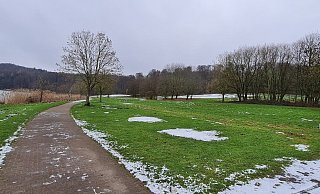 Was sich rechts vom Wege erstreckt, könnte demnächst für Wohnmobile genutzt werden, allerdings nicht direkt bis an die Wegkante und auch nicht direkt bis zum Wald. - Marianne Schwarzer Was sich rechts vom Wege erstreckt, könnte demnächst für Wohnmobile genutzt werden, allerdings nicht direkt bis an die Wegkante und auch nicht direkt bis zum Wald. - Marianne Schwarzer
