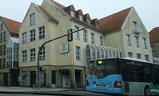 Der Abriss am Hornschen Tor ab Frühjahr wird im Laufe des Jahres auch Einschränkungen auf dem angrenzenden Parkplatz mit sich bringen. Durch einen Bus-Shuttleverkehr soll das aufgefangen werden. - Sven Koch
