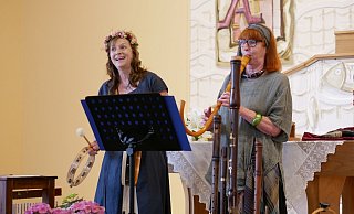 Mit Krummhorn, Trommel und Gesang. Antje Schmidt und Gudrun Woznitza begeistern mit Maien- und Frühlingsliedern (von links) - Thomas Krügler