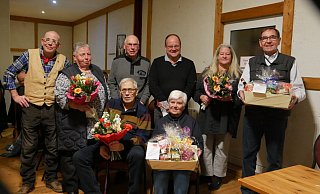 Freuen sich über die Ehrungen: (hinten von links) Vorsitzender Klaus-Peter Stock, Christel Radtschun, stellvertretender Vorsitzender Volker Grusewski, Tobias und Nicole Begemann sowie Karl Thoke. Vorne sitzen Harald Möller und Ingrid Seifert. - Heimatverein Leopoldstal Freuen sich über die Ehrungen: (hinten von links) Vorsitzender Klaus-Peter Stock, Christel Radtschun, stellvertretender Vorsitzender Volker Grusewski, Tobias und Nicole Begemann sowie Karl Thoke. Vorne sitzen Harald Möller und Ingrid Seifert. - Heimatverein Leopoldstal
