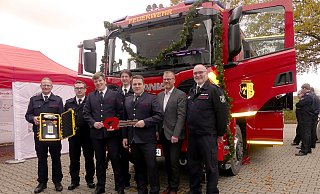 Florian Meyer (von links), Florian Weihs, Benedikt Lindner, Leiter der Feuerwehr Christoph Ungermann, Benedikt Kopittke, Bürgermeister Friso Veldink und der stellvertretende Leiter Günther Ostrop sind stolz auf das neue Fahrzeug. - Rudi Rudolf Florian Meyer (von links), Florian Weihs, Benedikt Lindner, Leiter der Feuerwehr Christoph Ungermann, Benedikt Kopittke, Bürgermeister Friso Veldink und der stellvertretende Leiter Günther Ostrop sind stolz auf das neue Fahrzeug. - Rudi Rudolf