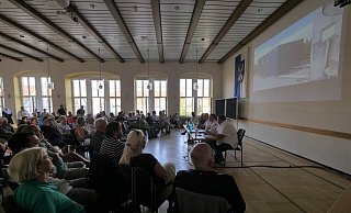 Etwa 60 Horn-Bad Meinberger informierten sich im Ratssaal über die von der Stadtverwaltung für die Tillestraße vorgeschlagenen Wohncontainer für Flüchtlinge. - Jost Wolf