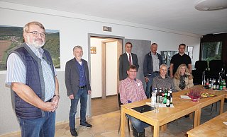 Kleine Feierstunde im sanierten Brunnehaus mit Ralf Kaufeld (von links), Klaus Siekmann (Bezirksregierung), Frank Wiehemeier, Bürgermeister Jörg Bierwirth, Andreas Blome, Matthias Tölle, Robin Blome und Marlen Schierholz-Giehler. - Michaela Weiße(LZ)