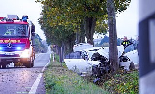 Die Unfallstelle liegt zwischen Lage und Lemgo. Der Jaguar des 32-Jährigen ist völlig zerstört. - Freitag TV