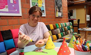 Ida Glatthor leistet aktuell ihren Bundesfreiwilligendienst im Kinder-, Jugend- und Familienzentrum Leos ab. Bastelaktionen vorzubereiten, gehört auch zu ihren Aufgaben. Die Hütchen mit den ausgestanzten Sternen kommen immer gut an. Foto: Birgit Guhlke - Birgit Guhlke