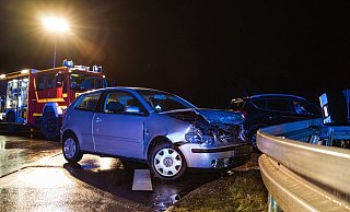 Eine junge Frau fuhr mit ihrem Wagen in die Leitplanke. - Freitag TV Eine junge Frau fuhr mit ihrem Wagen in die Leitplanke. - Freitag TV