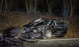 Die Reste des völlig zerstörten Nissan liegen im Straßengraben. - FREITAG-TV