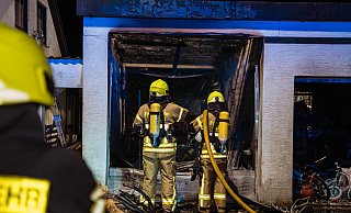 Die Einsatzkräfte haben das Feuer gelöscht und bekämpfen letzte Glutnester. - FreitagTV Die Einsatzkräfte haben das Feuer gelöscht und bekämpfen letzte Glutnester. - FreitagTV