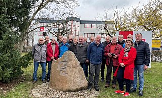 Ein Teil der TVG-Wandergruppe nach der Betriebsbesichtigung bei OL-Ein Ein Teil der TVG-Wandergruppe nach der Betriebsbesichtigung bei OL-Plastik in Donop mit Geschäftsführerin Melanie Lehmann (rechts). - TVG Großenmarpe-Erdbruch