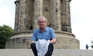 Der AfD Abgeordnete Udo Hemmelgarn vor dem Hermannsdenkmal. Mit dem Ort verbindet der 62-Jährige viele familiäre Erinnerungen. - Philipp Kersten