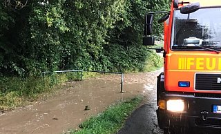 Starkregen an der Alten Dorfstraße in Schwelentrup - Feuerwehr Dörentrup