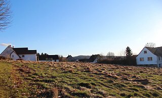 Die Gemeinde will dieses Grundstück zwischen der bestehenden Bebauung am Hellweg kaufen und dort ein zukunftsgerichtetes Wohnprojekt realisieren. - Nadine Uphoff Die Gemeinde will dieses Grundstück zwischen der bestehenden Bebauung am Hellweg kaufen und dort ein zukunftsgerichtetes Wohnprojekt realisieren. - Nadine Uphoff