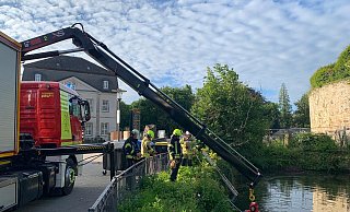 Die Feuerwehr holt die Tonnen aus dem Schlossgraben. - C.Rieks Die Feuerwehr holt die Tonnen aus dem Schlossgraben. - C.Rieks