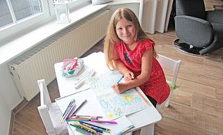 Klara Silbermann malt super gern: Am liebsten an ihrem kleinen weißen Maltisch im Wohnzimmer. - Madlena Gerschner Klara Silbermann malt super gern: Am liebsten an ihrem kleinen weißen Maltisch im Wohnzimmer. - Madlena Gerschner