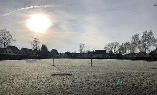 Der Sportplatz Ehrsen an einem kalten Januarmorgen. Er wird laut Verwaltung nur selten genutzt und wäre ein guter Standort für eine neue Grundschule. - Thomas Reineke Der Sportplatz Ehrsen an einem kalten Januarmorgen. Er wird laut Verwaltung nur selten genutzt und wäre ein guter Standort für eine neue Grundschule. - Thomas Reineke