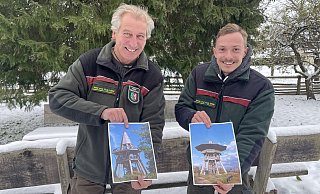 Revierförster Andreas Bathe (links) zeigt ein Foto vom ersten Eggeturm, sein Kollege Forstinspektoranwärter Ammon Haupt eines vom neuen Turm, wie er 2010 umgebaut worden ist. - Silke Buhrmester