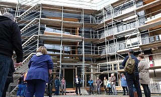 Bürgermeister Frank Hilker dankt allen Beteiligten und betont beim Richtfest die Bedeutung des neuen Nachbarschaftszentrums. - Sven Koch Bürgermeister Frank Hilker dankt allen Beteiligten und betont beim Richtfest die Bedeutung des neuen Nachbarschaftszentrums. - Sven Koch