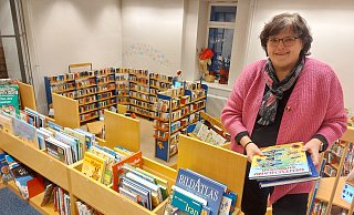 Für Regina Marx ist die Lügder Bücherei wie ein zweites Zuhause. Schon als Jugendliche hat sie dort gerne ausgeholfen und leitet sie mittlerweile seit vielen Jahren. - Michaela Weiße Für Regina Marx ist die Lügder Bücherei wie ein zweites Zuhause. Schon als Jugendliche hat sie dort gerne ausgeholfen und leitet sie mittlerweile seit vielen Jahren. - Michaela Weiße