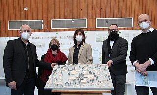 Die Architekten des Siegerentwurfs (von links) Frank Winterhalter und Ulrike Hautau mit Schulleiterin Dorit Meier, Bürgermeister Markus Baier und dem zweitplatzierten Architekt Christian Dahle. - Nadine Uphoff Die Architekten des Siegerentwurfs (von links) Frank Winterhalter und Ulrike Hautau mit Schulleiterin Dorit Meier, Bürgermeister Markus Baier und dem zweitplatzierten Architekt Christian Dahle. - Nadine Uphoff