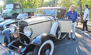 Ein Hingucker ist der Chrysler 75 von 1928, mit dem Ulrich Giers vorfährt. - Dieter Asbrock