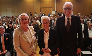 Beim Jahresempfang der IHK: Hauptgeschäftsführerin Svenja Jochens, Marie-Agnes Strack-Zimmermann und IHK-Präsident Volker Steinbach. - Martin Hostert Beim Jahresempfang der IHK: Hauptgeschäftsführerin Svenja Jochens, Marie-Agnes Strack-Zimmermann und IHK-Präsident Volker Steinbach. - Martin Hostert