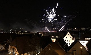 Feuerwerksraketen steigen über der Bad Salzufler Altstadt auf. Dieses Bild dürfte es kommendes Silvester nicht geben, insofern eine Allgemeinverfügung der Stadt rechtswirksam wird. - Sven Kienscherf Feuerwerksraketen steigen über der Bad Salzufler Altstadt auf. Dieses Bild dürfte es kommendes Silvester nicht geben, insofern eine Allgemeinverfügung der Stadt rechtswirksam wird. - Sven Kienscherf
