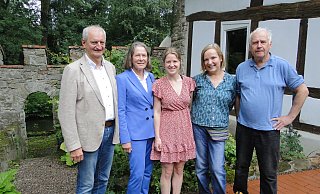 Freuen sich auf kulturelle Events im frisch renovierten Torhaus des Wasserschlosses Reelkirchen (von links): Josef Niehoff (ehemaliger Bürgermeister von Schöppingen), Christina Rau (Sponsorin) sowie die „Schlossherrschaft“ Tochter Sunna, Dr. Sigrun Brunsiek und Josef Spiegel. Foto: Hajo Gärtner - Hajo Gärtner Freuen sich auf kulturelle Events im frisch renovierten Torhaus des Wasserschlosses Reelkirchen (von links): Josef Niehoff (ehemaliger Bürgermeister von Schöppingen), Christina Rau (Sponsorin) sowie die „Schlossherrschaft“ Tochter Sunna, Dr. Sigrun Brunsiek und Josef Spiegel. Foto: Hajo Gärtner - Hajo Gärtner