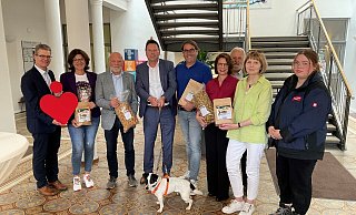Bei der Spendenübergabe (von links): Arnd Paas (Sparkasse), Renate Hartmann (CDU), Rainer Friedrich (SPD), Bürgermeister Frank Hilker, Christopher Imig (Tierschutz der Tat), Julia Schnabel-Clever (Freie Wähler), Harry Rein (Aufbruch C) Uta Bellion (Die Grünen), Dahlia Wagner (Tierheim Detmold) und Hund Rocky. - Sparkasse Paderborn-Detmold-Höxter Bei der Spendenübergabe (von links): Arnd Paas (Sparkasse), Renate Hartmann (CDU), Rainer Friedrich (SPD), Bürgermeister Frank Hilker, Christopher Imig (Tierschutz der Tat), Julia Schnabel-Clever (Freie Wähler), Harry Rein (Aufbruch C) Uta Bellion (Die Grünen), Dahlia Wagner (Tierheim Detmold) und Hund Rocky. - Sparkasse Paderborn-Detmold-Höxter