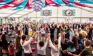 Beim Xperience-Festival treffen sich aktuell in Bad Meinberg wieder Yogis und Yoginis, um fünf Tage lang mit Yoga, Healing, Kunst, Aktivismus, Konzerten, Workshops und Vegan Food ihren Lebensstil zu feiern. - www.xperience-festival.de/Zero Gravitiy Pics Beim Xperience-Festival treffen sich aktuell in Bad Meinberg wieder Yogis und Yoginis, um fünf Tage lang mit Yoga, Healing, Kunst, Aktivismus, Konzerten, Workshops und Vegan Food ihren Lebensstil zu feiern. - www.xperience-festival.de/Zero Gravitiy Pics