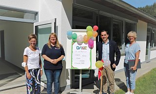 Grundschulleiterin Dagmar Schultz, OGS-Koordinatorin Christiane Ostermann, Bürgermeister Torben Blome und Ute Hanebaum von der Stadt Lügde (von links) freuen sich über die Einweihung der neuen Räumlichkeiten für die OGS-Kinder. - Stadt Lügde Grundschulleiterin Dagmar Schultz, OGS-Koordinatorin Christiane Ostermann, Bürgermeister Torben Blome und Ute Hanebaum von der Stadt Lügde (von links) freuen sich über die Einweihung der neuen Räumlichkeiten für die OGS-Kinder. - Stadt Lügde